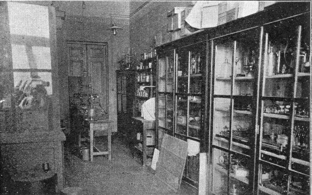 Fizikos kabinetas. Nuotrauka iš knygos „Lietuvos universitetas 1922 II 16 –1927 II 16, p. 227