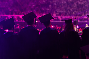 KTU absolventai diplomus atsiėmė 360 laipsnių scenoje skambant „Sisters On Wire“ muzikai