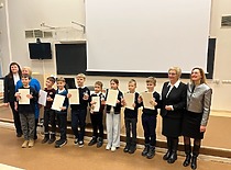 Kauno r. 3–4 klasių „Įdomiosios matematikos“ konkurso dalyviai su diplomais