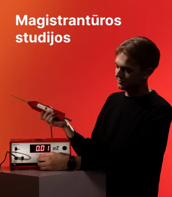 KTU Matematikos ir gamtos mokslų fakulteto studentas dirba su matavimo prietaisu oranžiniame dekoratyviame fone. Rinkis KTU magistrantūros studijas MGMF.
