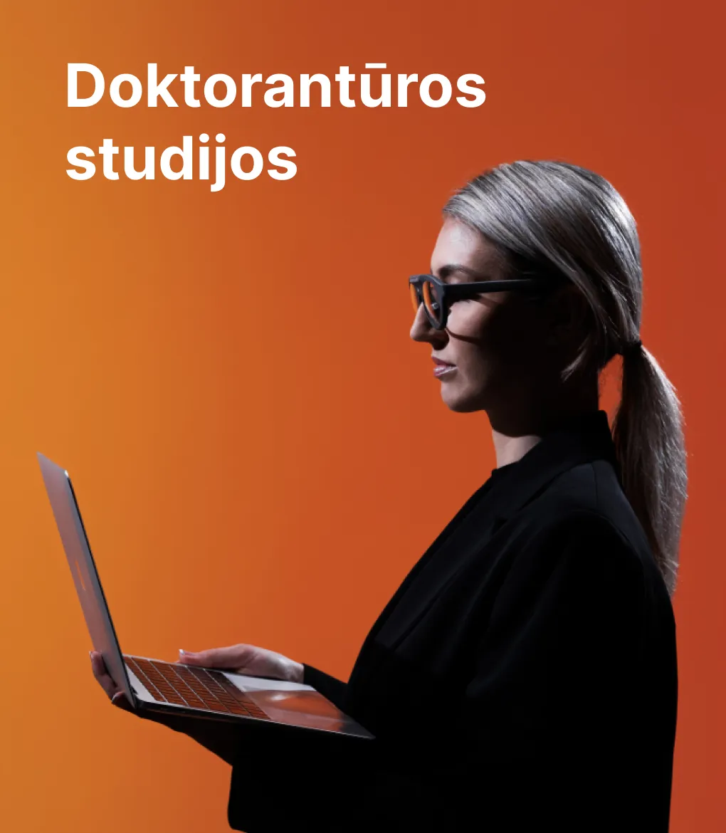 Doktorantūros studijos KTU - susižavėsi mokslu, o kartu ir savimi. Jauna KTU doktorantūros studentė su akiniais, laikanti nešiojamąjį kompiuterį ir dirbanti kompiuteriu ryškiame oranžiniame fone.
