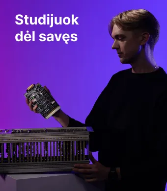 KTU Matematikos ir gamtos mokslų fakulteto studentas dirba su elektronikos plokšte ir matavimo įranga violetiniame ir mėlyname dekoratyviame fone. Kairėje šūkis „Studijuok dėl savęs“, kviečiantis rinktis studijas KTU Matematikos ir gamtos mokslų fakultete.