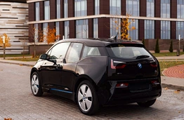 Mažesnė avarijų rizika ir medžiagos, kurios „mąsto“: KTU mokslininkai kuria naujos kartos kompozitus aviacijai, automobiliams ir energetikai