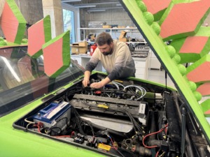 KTU mokslininkas B. G. Urbonavičius susikaupęs tvarko vandeniliu varomą automobilį